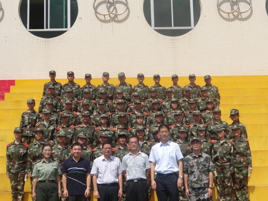 我院领导与新生合影