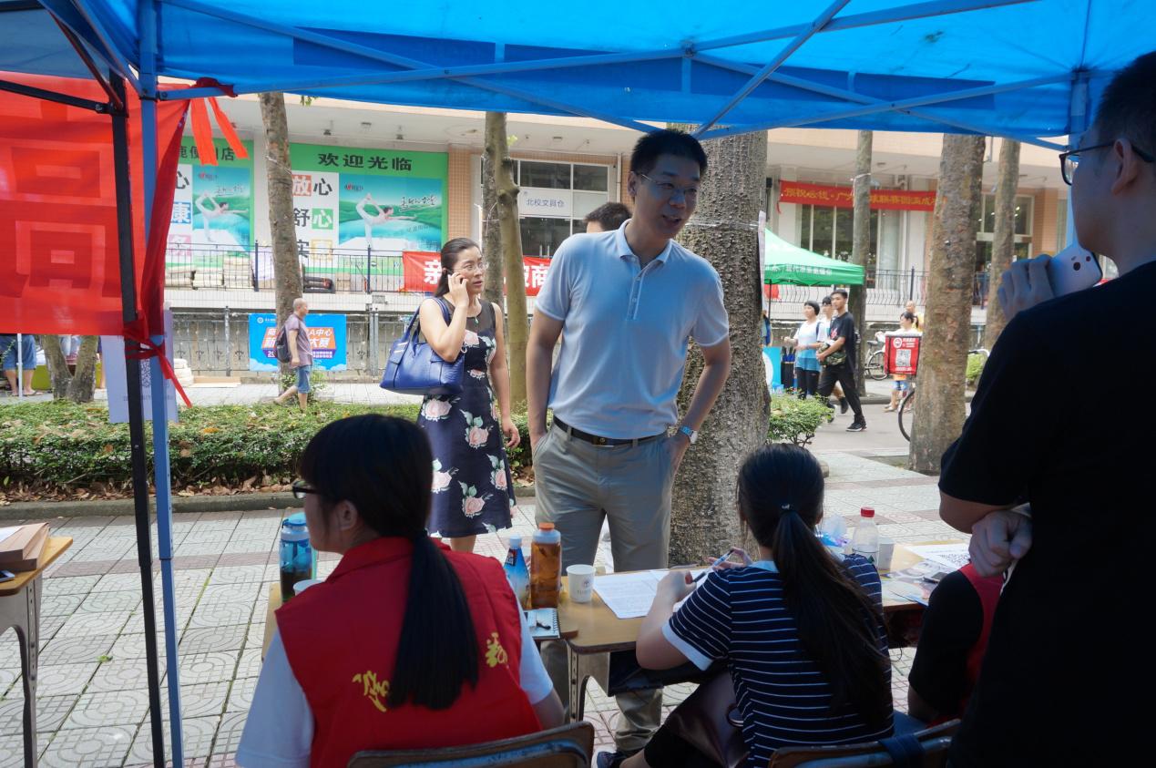 领导慰问工作人员