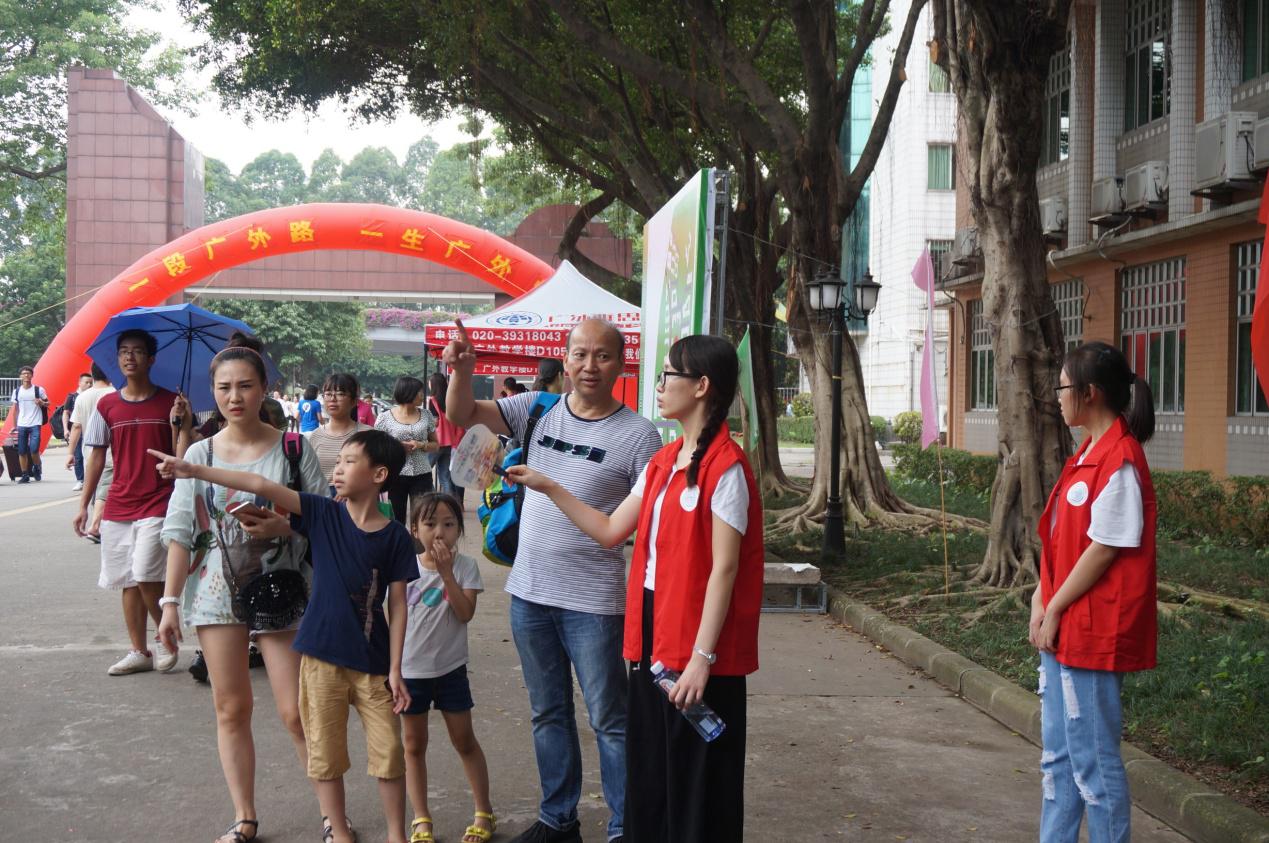 志愿者为家长指路