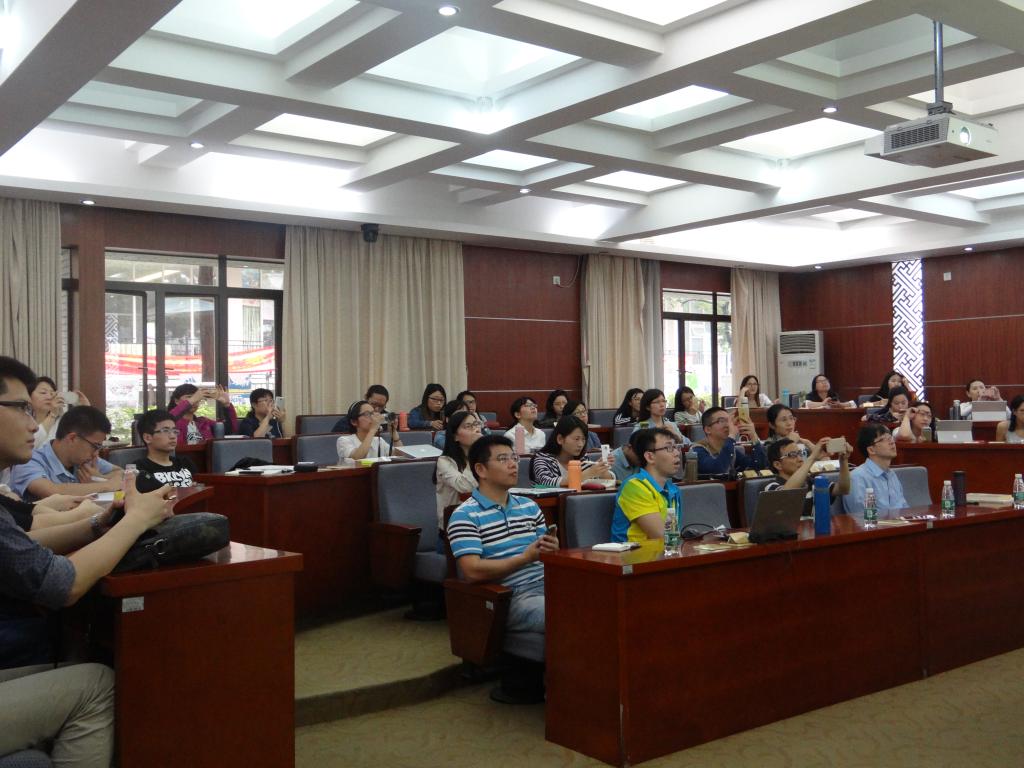 讲座现场,学生们在认真听讲座