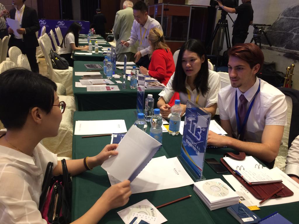 我院学子提供翻译服务